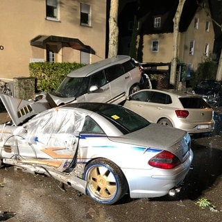 Apruptes Ende einer Verfolgungsfahrt: Gestohlenes Luxusfahrzeug prallt in geparkte Autos