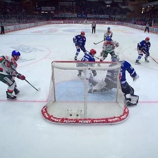 Eishockeyspieler verteidigen vor dem Tor