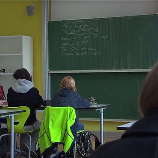 SchülerInnen in Klassenzimmer sitzend