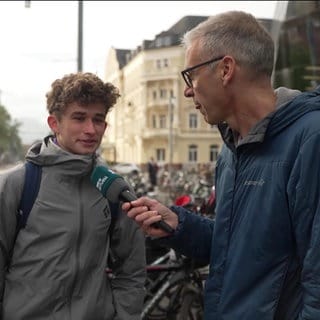 Reporter Stefan Schlegel interviewt Student in Freiburg