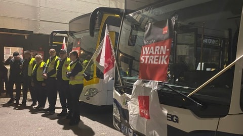 Beschäftigte des ÖPNV stehen vor Bussen und beteiligen sich an einem Warnstreik, zu dem die Gewerkschaft ver.di aufgerufen hat.