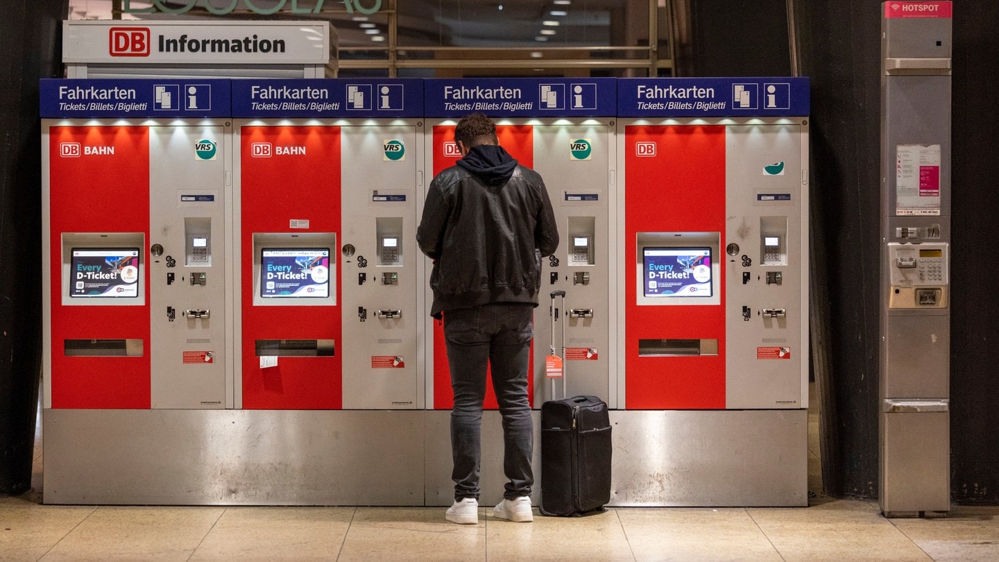 Ein Mann steht vor Fahrkartenautomaten an einem Bahnhof. Ab dem 15. Dezember gilt der neue Fahrplan der Deutschen Bahn.