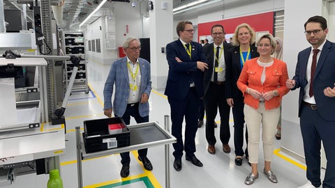 Baden-Württembergs Wirtschaftsministerin Nicole Hoffmeister-Kraut (CDU) ist in Malaysia zu Gast im Werk der Firma Leuze aus KirchheimTeck.