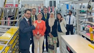 Wirtschaftsministerin Nicole Hoffmeister-Kraut gemeinsam mit Delegation in den Räumen der Firma Leuze in Malakka, Malaysien