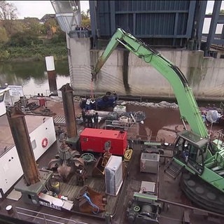 Ein Auto wurde aus dem Fluss gezogen