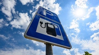 Ein Schild weist auf einer Autobahn-Raststätte auf E-Ladepunkte hin. Der ADAC hat in einer Stichprobe die Ladeinfrastruktur getestet.