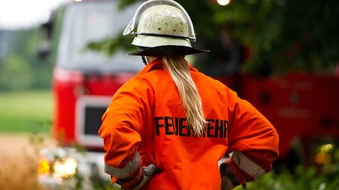 Eine Feuerwehrfrau während eines Einsatzes.