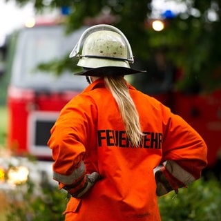 Eine Feuerwehrfrau während eines Einsatzes.