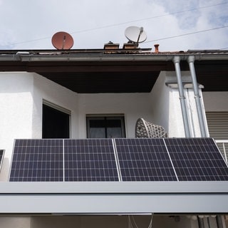 Solarmodule an einem Balkon - Balkonkraftwerke, steckerfertige Solaranlagen boomen in Baden-Württemberg.