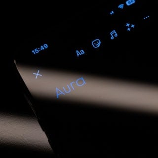 Das Wort "Aura auf einem Smartphone-Display - "Aura" ist das "Jugendwort des Jahres" 2024.