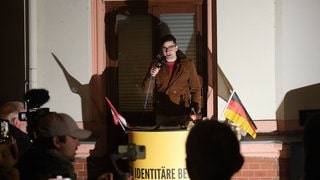 Der rechte Aktivist Martin Sellner spricht bei einer Kundgebung der Identitären Bewegung.