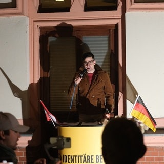 Der rechte Aktivist Martin Sellner spricht bei einer Kundgebung der Identitären Bewegung.