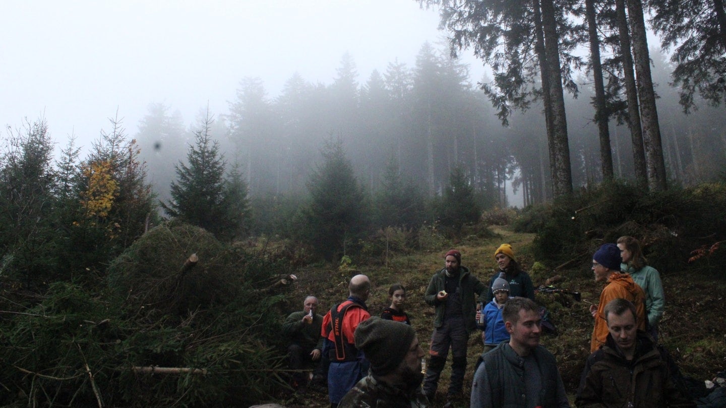 Menschen ruhen sich im Schwarzwald aus.