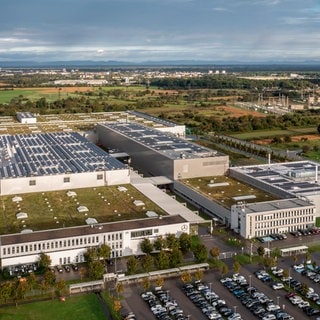 Ein Luftbild der neuen Batterie-Recyclingfabrik von Mercedes-Benz in Kuppenheim