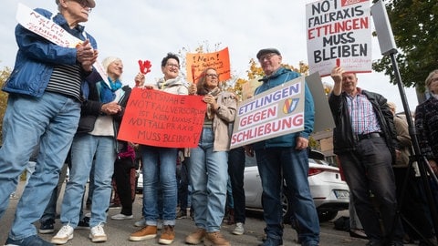 Menschen demonstrieren mit Schildern - Demo vor dem Sitz der Kassenärztlichen Vereinigung Baden-Württemberg (KVBW)