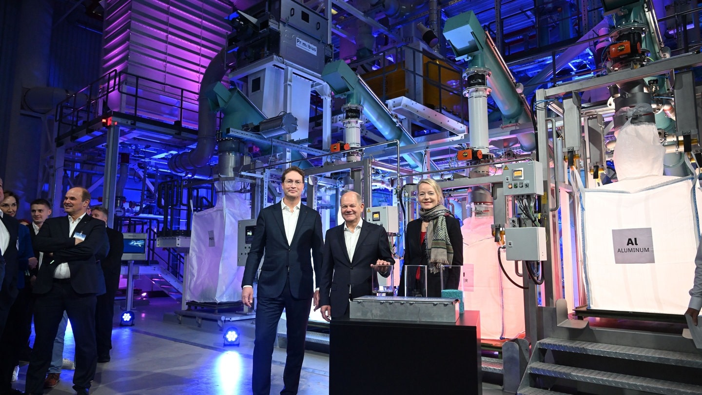 Bei der Eröffnungsfeier der Mercedes-Benz Batterie-Recyclingfabrik stehen Ola Källenius (l-r), Vorstandsvorsitzender der Mercedes-Benz Group AG, Bundeskanzler Olaf Scholz (SPD) und Thekla Walker (Bündnis 90/Die Grünen), Ministerin für Umwelt, Klima und Energiewirtschaft Baden-Württemberg, zusammen.