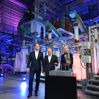 Bei der Eröffnungsfeier der Mercedes-Benz Batterie-Recyclingfabrik stehen Ola Källenius (l-r), Vorstandsvorsitzender der Mercedes-Benz Group AG, Bundeskanzler Olaf Scholz (SPD) und Thekla Walker (Bündnis 90Die Grünen), Ministerin für Umwelt, Klima und Energiewirtschaft Baden-Württemberg, zusammen.