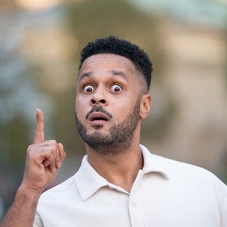 Entertainer und Comedian Lukas "Cossu" Staier steht vor dem Kunstgebäude in Stuttgart.