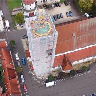 Kirchturm von oben: Der Glockenstuhl im Kirchturm der Stadtkirche Giengen muss angehoben werden.