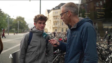 Reporter Stefan Schlegel interviewt Student in Freiburg