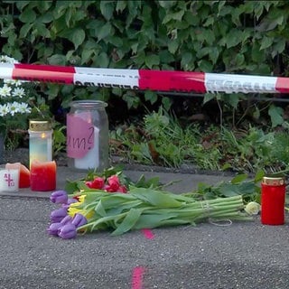 Kerzen und Blumen an einer Unfallstelle