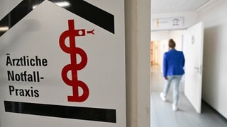 Ein Schild mit der Aufschrift "Ärztliche Notfall-Praxis" ist vor einer Bereitschaftspraxis in einem Krankenhaus angebracht. In Baden-Württemberg sollen 18 Notfallpraxen geschlossen werden.