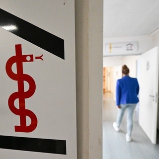 Ein Schild mit der Aufschrift "Ärztliche Notfall-Praxis" ist vor einer Bereitschaftspraxis in einem Krankenhaus angebracht. In Baden-Württemberg sollen 18 Notfallpraxen geschlossen werden.