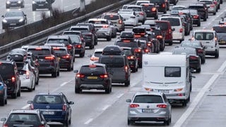 Der ADAC erwartet zum Beginn der Herbstferien in BW volle Autobahnen. Hier ist ein Stau zu sehen.