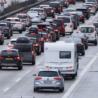 Der ADAC erwartet zum Beginn der Herbstferien in BW volle Autobahnen. Hier ist ein Stau zu sehen.