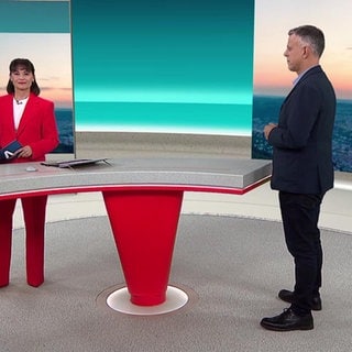 Nachrichtensprecherin Diana Hörger mit Henning Otte im Studio