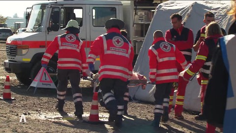 Notfallsanitäter bei der Erdbebenübung "Magnitude"