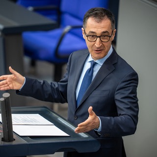 Cem Özdemir redet im Berliner Bundestag. Nach seiner Grünen-Spitzenkandidatur für die Landtagswahl 2026 in BW möchte der 58-Jährige nicht mehr in die Bundespolitik zurückkehren.