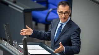 Cem Özdemir redet im Berliner Bundestag. Nach seiner Grünen-Spitzenkandidatur für die Landtagswahl 2026 in BW möchte der 58-Jährige nicht mehr in die Bundespolitik zurückkehren.