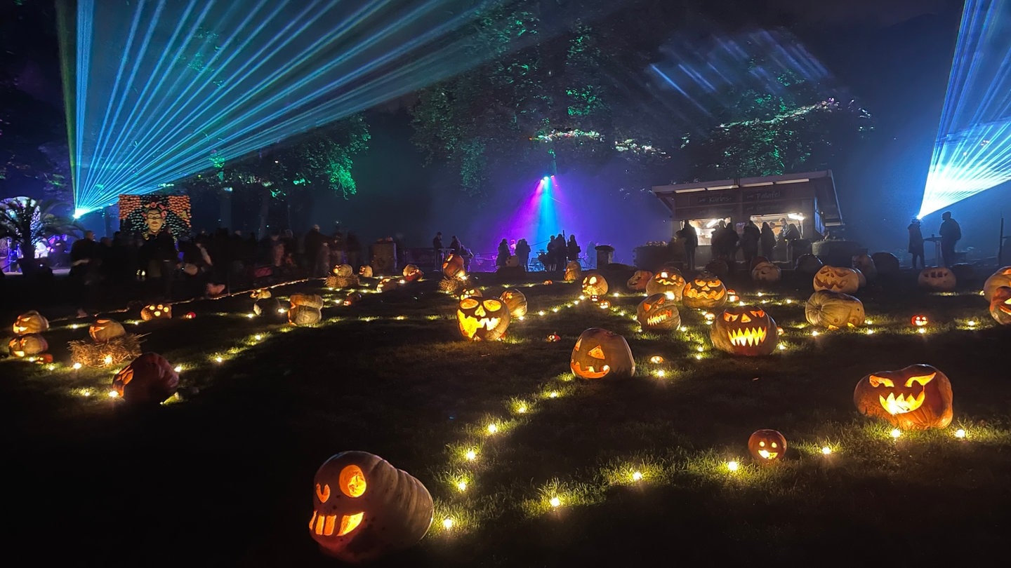 Schaurig-schön strahlen die leuchtenden Traumpfade im Blühenden Barock in Ludwigsburg am Halloween-Donnerstag (31.10.) um die Wette. Lichtinstallationen und -projektionen erstrahlen das Dunkel des Nachthimmels auf mystische Weise. Besucherinnen und Besucher können Halloween durch die geheimnisvolle Gartenschau in ganz besonderer Atmosphäre genießen.