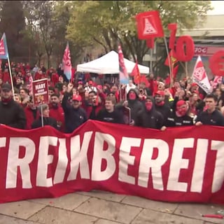 Demonstranten in Böblingen zur Tarifverhandlung