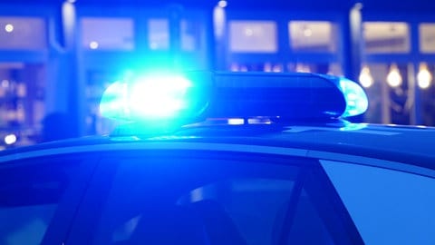 Ein Streifenwagen der Polizei fährt mit eingeschaltetem Blaulicht. Die Beamten hatten in der Halloween-Nacht viel zu tun und mussten zu zahlreichen Einsätzen gerufen werden.