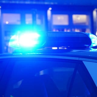 Ein Streifenwagen der Polizei fährt mit eingeschaltetem Blaulicht. Die Beamten hatten in der Halloween-Nacht viel zu tun und mussten zu zahlreichen Einsätzen gerufen werden.