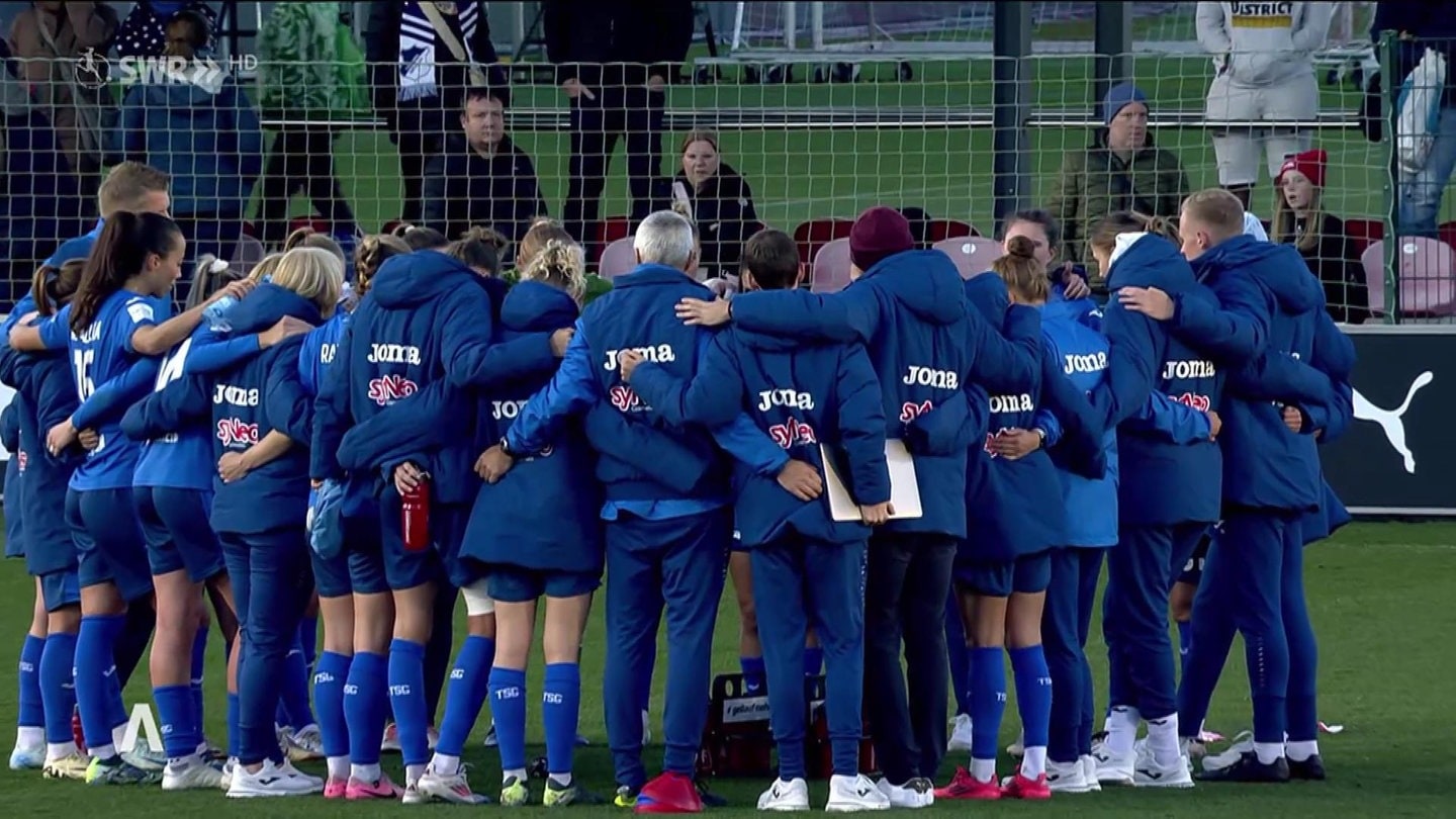 Das Team der Frauenmannschaft des TSG Hoffenheim bei der Teambesprechung