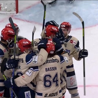 Spieler der Schwenninger Wild Wings jubeln gemeinsam