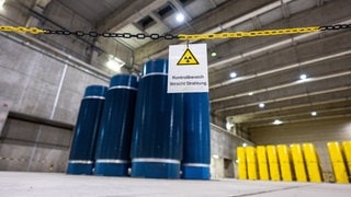 Blaue und gelbe Castor-Behälter, in denen radioaktiver Atomabfälle gelagert werden.