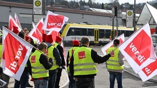 Mitarbeiter der der SWEG bei einer Kundgebung im Rahmen eines Warnstreiks