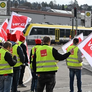 Mitarbeiter der der SWEG bei einer Kundgebung im Rahmen eines Warnstreiks