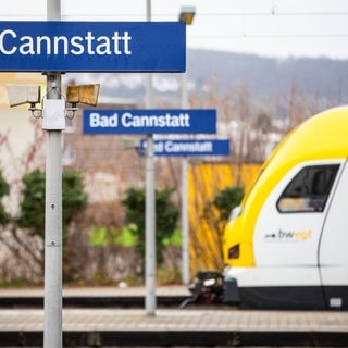 Ein Regionalzug steht im Bahnhof in Stuttgart-Bad Cannstatt. 