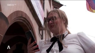 Eine Frau nach ihrer Namensänderung vor dem Rathaus