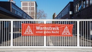 Am Werkseingang einer Firma ist im Jahr 2021 ein Banner der IG Metall angebracht