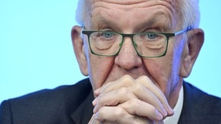 Winfried Kretschmann (Grüne), Ministerpräsident von Baden-Württemberg, spricht bei einer Landespressekonferenz im Landtag. 