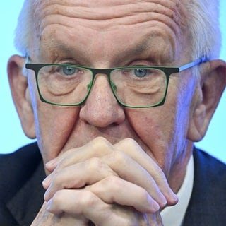 Winfried Kretschmann (Grüne), Ministerpräsident von Baden-Württemberg, spricht bei einer Landespressekonferenz im Landtag. 