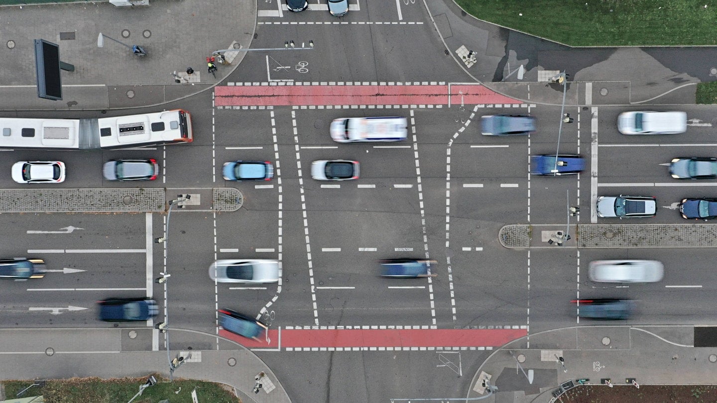 Der morgendliche Berufsverkehr auf der Speyerer Straße in Heidelberg aus der Luft fotografiert.