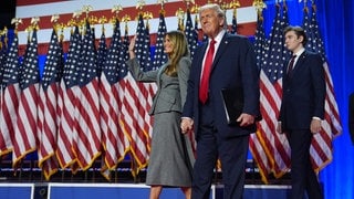 Die Wirtschaft reagiert auf die US-Wahl: Der republikanische Präsidentschaftskandidat, der ehemalige Präsident Donald Trump, Melania Trump und Barron Trump kommen am 6. November 2024, in West Palm Beach, Florida, an, um auf einer Wahlparty zu sprechen.