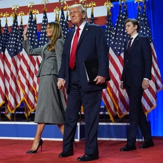 Die Wirtschaft reagiert auf die US-Wahl: Der republikanische Präsidentschaftskandidat, der ehemalige Präsident Donald Trump, Melania Trump und Barron Trump kommen am 6. November 2024, in West Palm Beach, Florida, an, um auf einer Wahlparty zu sprechen.